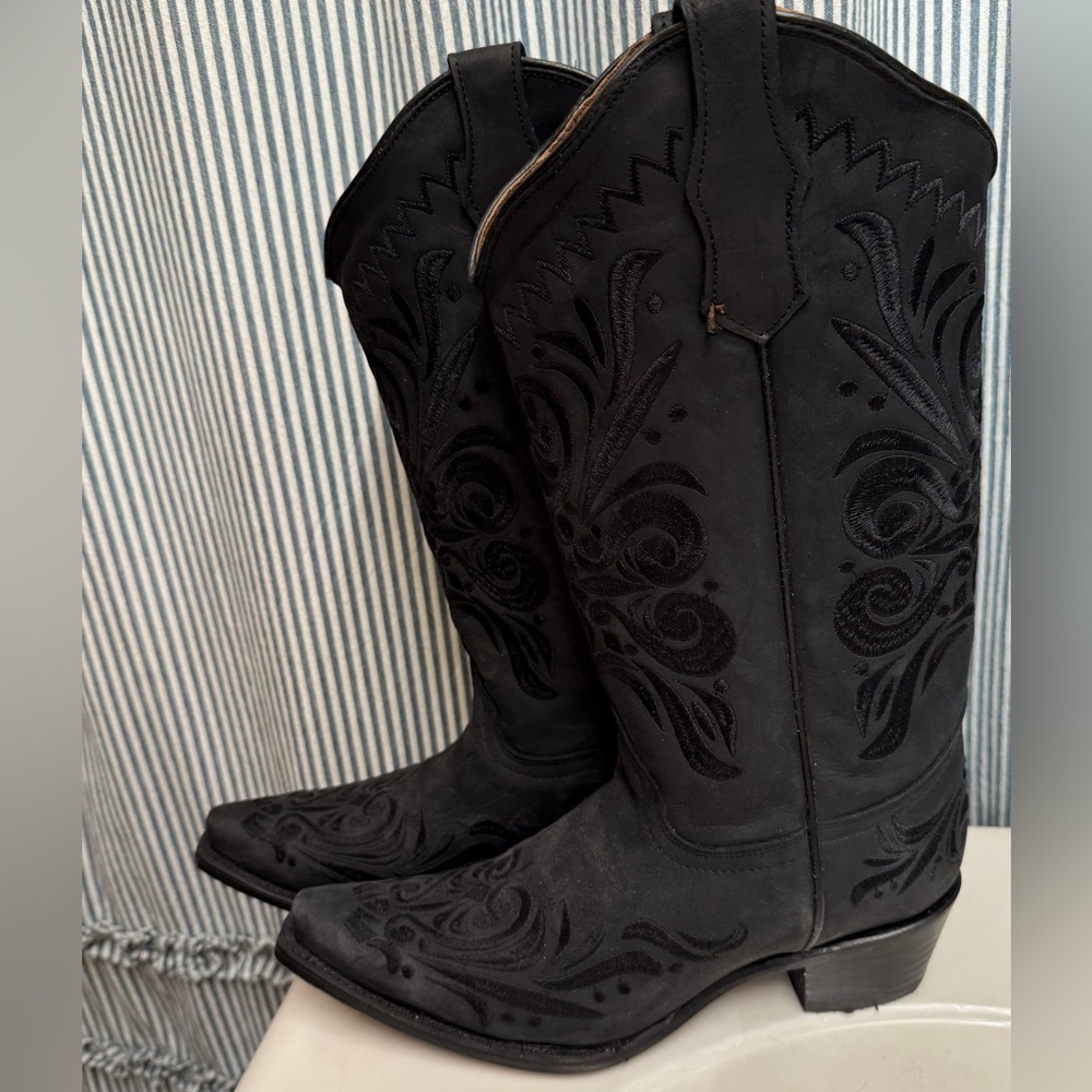Corral/Circle G Black embroidered, Brand new without tags,never worn